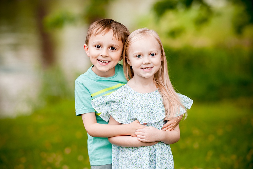 sibling photo shoot outdoor wisconsin