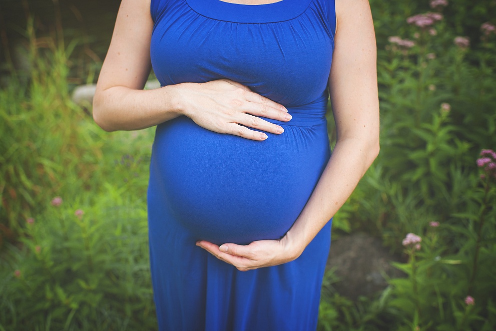 maternity photo shoot outdoors wisconsin